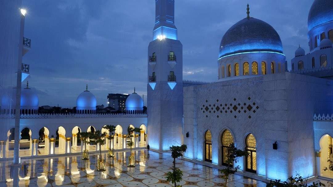 Masjid Raya Syekh Zeyed Solo, menarik dan indah di waktu malam. (Foto: dok/ngopibaren.id)