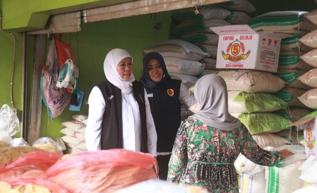 Gubernur Jawa Timur Khofifah Indar Parawansa bersama Bupati Mojokerto Ikfina Fahmawati blusukan memantau harga bahan pokok.(Foto Dokumen Kominfo)