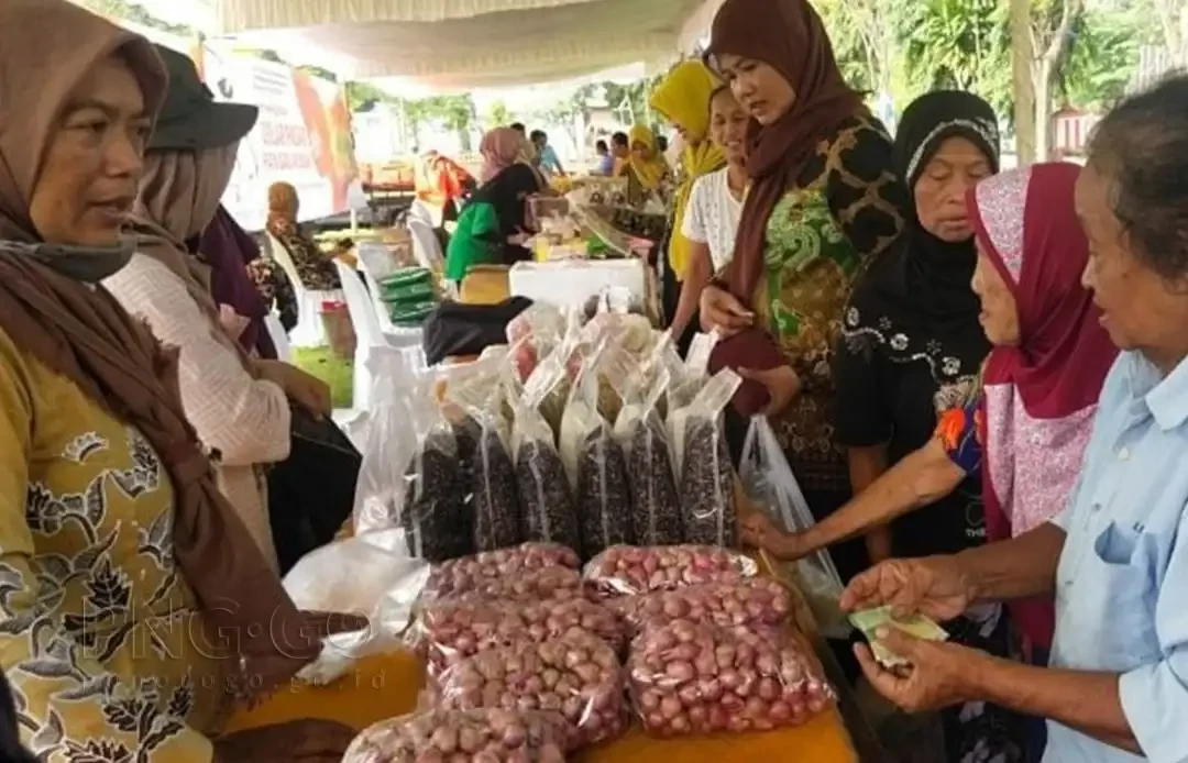 Dispertahankan Pemkab Bojonegoro menggelar acara Pasar Pangan Murah Ramadan digelar di Lapangan Desa Glinggang Kecamatan Sampung, Kamis 30 Maret 2023. (Foto: dok. Kominfo Ponorogo)