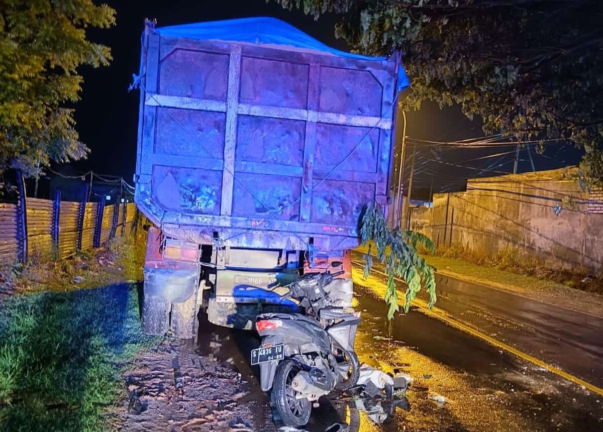 Kondisi motor ringsek usai menabrak truk parkir di Jalan Tuban-Palang. (Foto: dok. Polres Tuban)