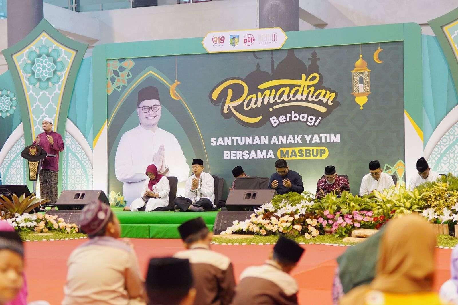 Pemerintah Kabupaten Kediri memberikan santunan kepada ribuan anak yatim dalam Ramadhan Berbagi di Convention Hall Simpang Lima Gumul (SLG). (Foto: Kominfo Kabupaten Kediri)