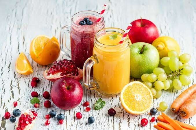 Jus buah dan infuse water bermanfaat untuk mengatasi kekurangan cairan dalam tubuh selama puasa. (Foto: freepik)