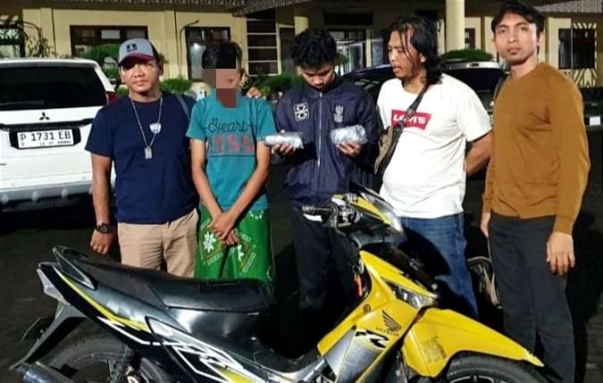 Pemuda 19 tahun asal Bondowoso membawa handak mercon ditangkap anggota Satreskrim Polres Situbondo. (foto: humas polres Situbondo)