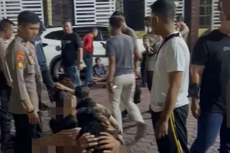 Belasan remaja yang hendak tawuran di kawasan Pasar Hewan, Kecamatan Wonoasih dibawa ke Mapolres Probolinggo Kota. (Foto: Humas Polres Probolinggo Kota)