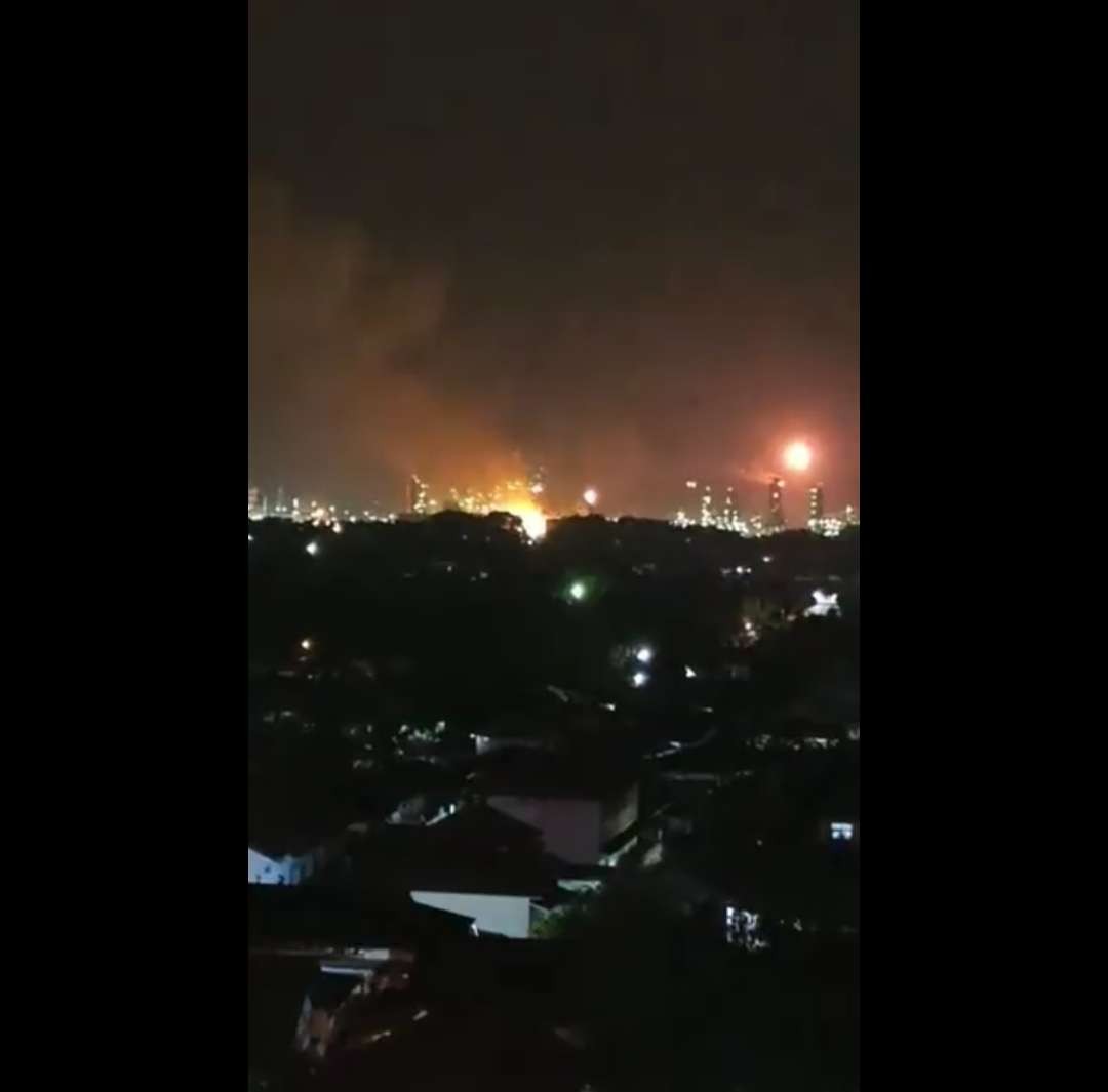 Tangkapan layar video ledakan kilang minyak Pertamina di Dumai, Sabtu 1 April 2023. (Foto: Twitter/video warga)