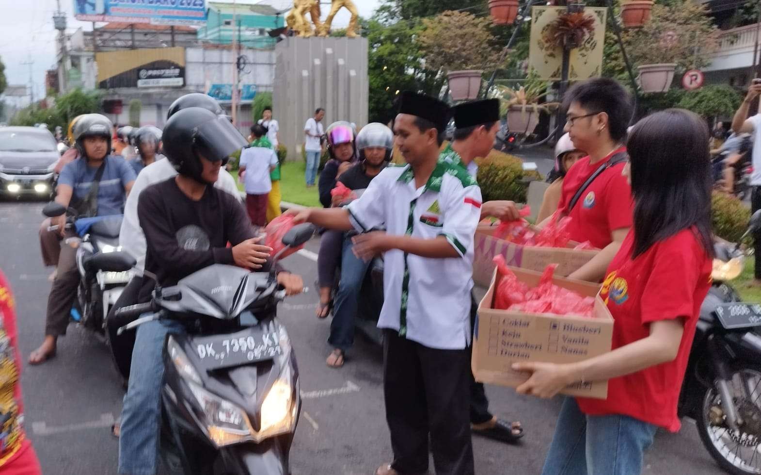 Pemuda Klenteng Hoo Tong Bio dan Ansor bagi-bagi takjil gratis (Foto: Muh Hujaini/Ngopibareng.id)