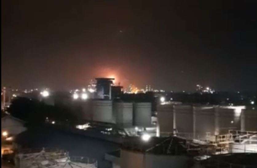 Tangkapan layar kebakaran di kilang minyak Pertamina RU II Dumai, Sabtu 1 April 2023 (Foto: Tangkapan Layar)