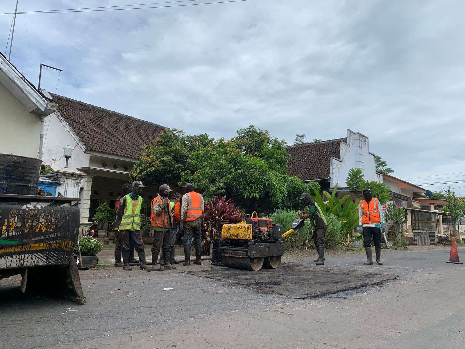 Perbaikan jalan dilakukan oleh Tim Ngapling Dinas Pekerjaan Umum dan Tata Ruang Kabupaten Lumajang dan ditarget sebelum Lebaran April 2023 ini, kelar. (Foto: dok Kominto)