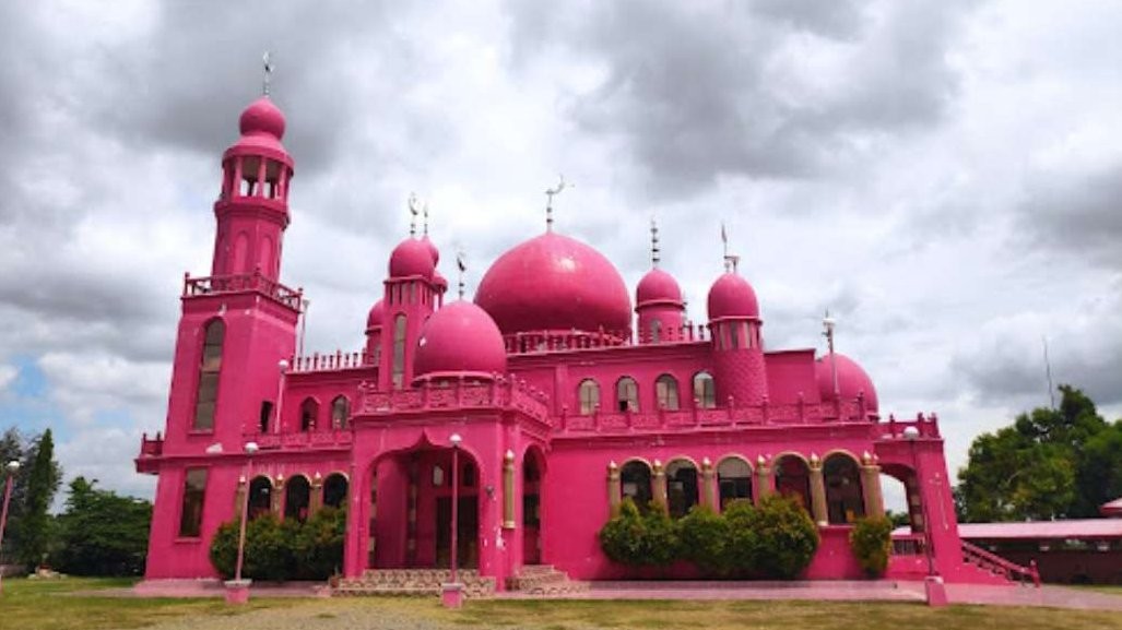 Masjid Dimaukom atau masjid pink di Filipina. Berdiri sejak 2014 silam. (Foto: Google)