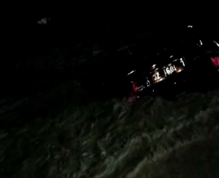 Tangkapan layar video detik-detik hanyutnya mobil ke sungai di Tuban (dok.Tangkapan layar)