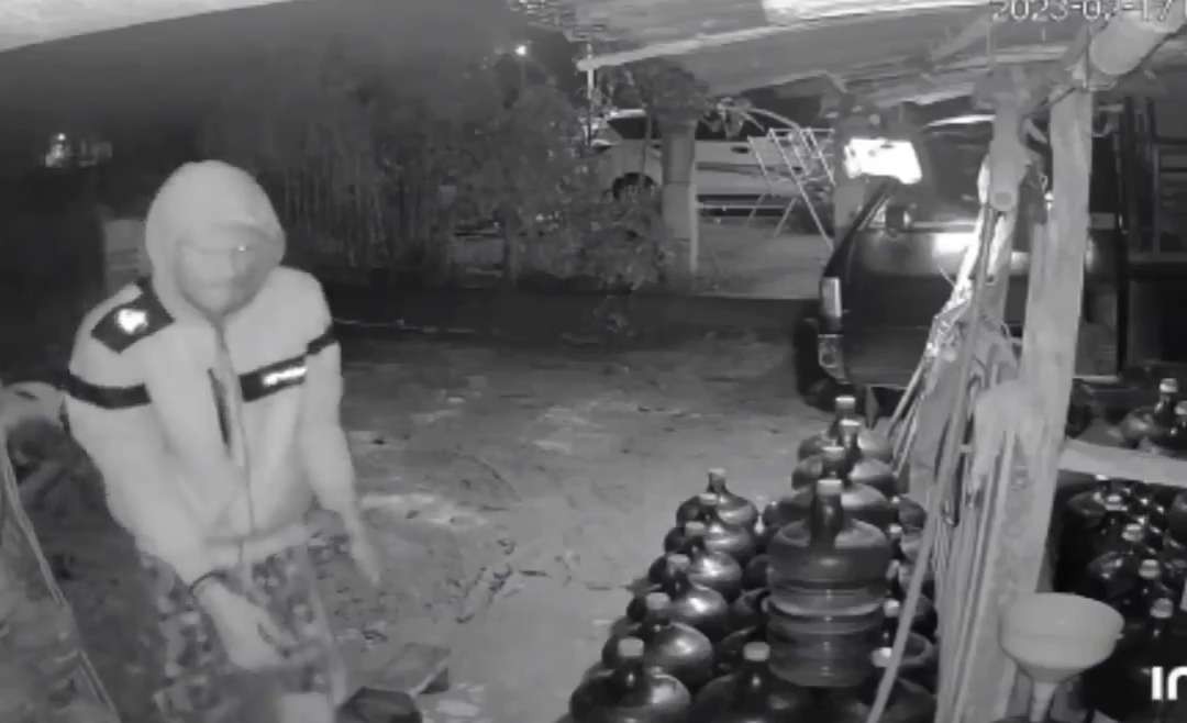 Tangkapan layar CCTV saat pelaku beraksi mencuri tabung gas LPG (FOto: Istimewa)