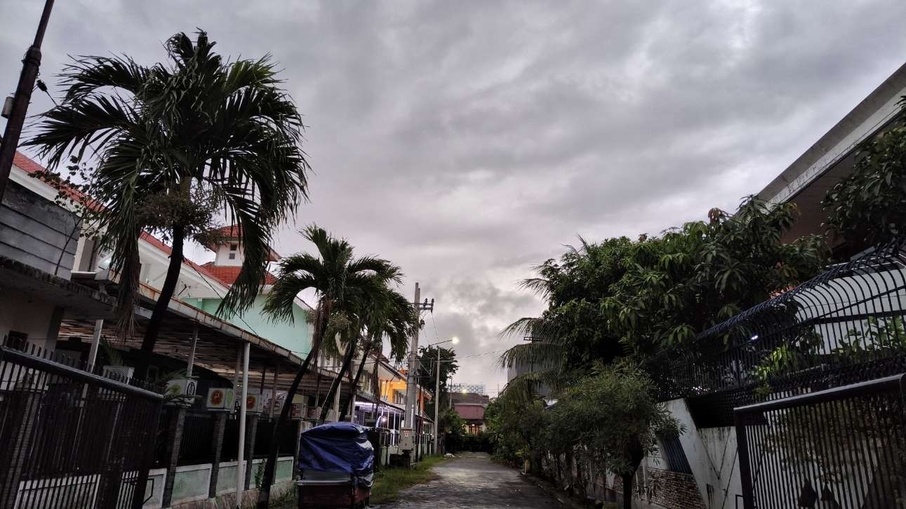 BMKG Kelas I Juanda kembali mengeluarkan peringatan potensi cuaca ekstrem yang akan melanda Jawa Timur pada 2 hingga 8 April 2023.. (Foto: Fariz Yarbo/Ngopibareng.id)
