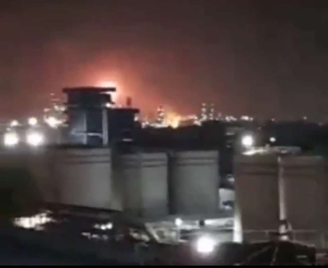 Kilang minyak Pertamina di Kota Dumai terbakar. Tim Darurat bergerak cepat sehingga bisa diatasi dalam waktu sembilan menit. (Foto: Tangkapan layar video warga)