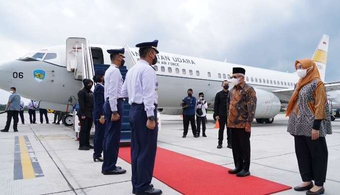 Wapres Ma'ruf Amin bersama ibu Wury  Ma'ruf saat akan  meninggalkan Lanud TNI AU Halm Perdanakusuma menuju Semarang (Foto: BPMI Setwapres)