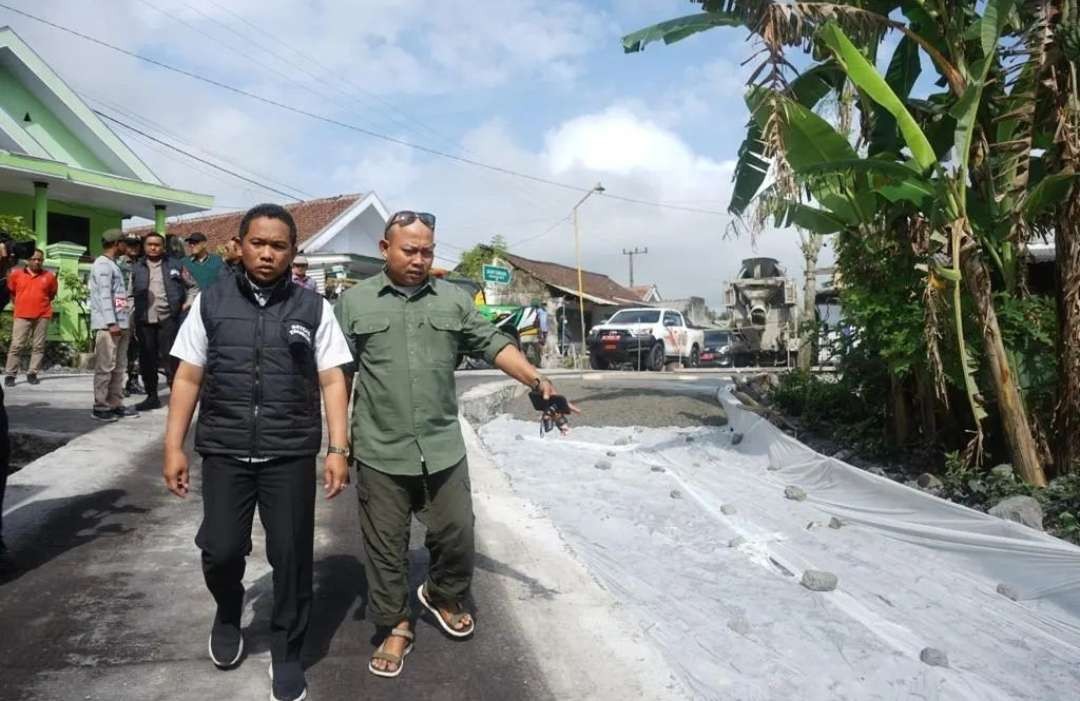 Bupati Lumajang Thoriqul Haq pun meninjau langsung proses pengecoran jalan Tambang Pasir Jugosari-Sumberwuluh, Minggu 2 April 2023. (Foto: Instagram @thoriqul.haq)