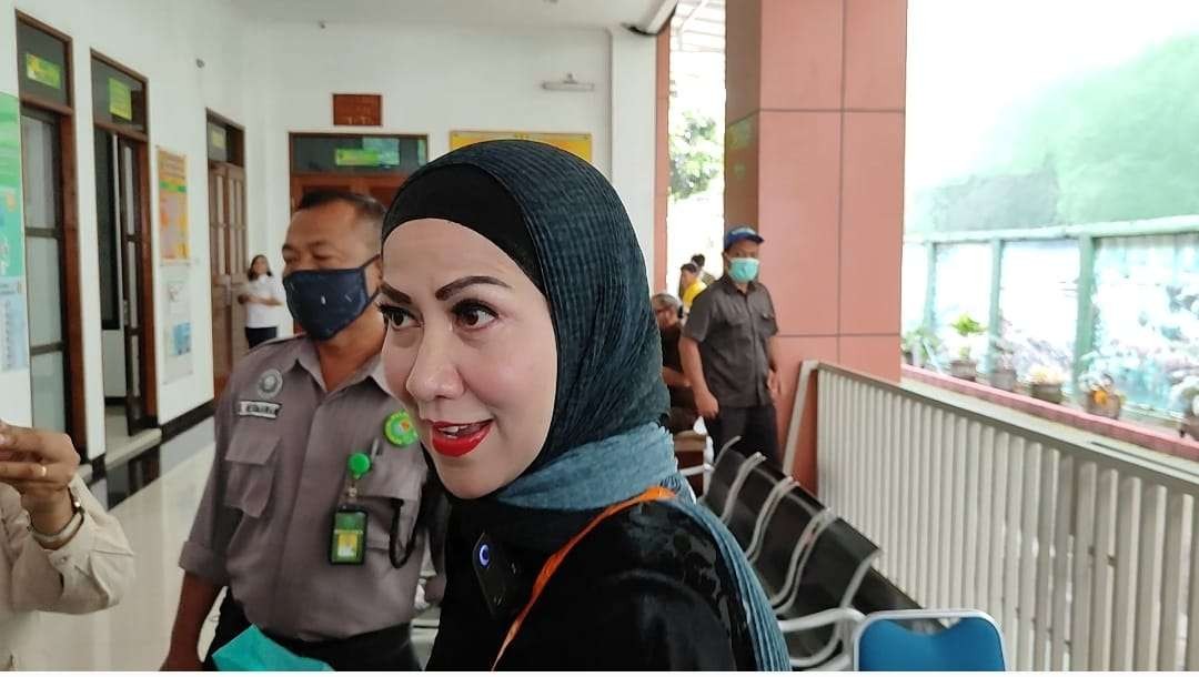 Venna Melinda menghadiri panggilan PN Kediri di sidang kasus KDRT Ferry Irawan, Senin 3 April 2023. (Foto: Fendhy Lesmana/Ngopibareng.id)