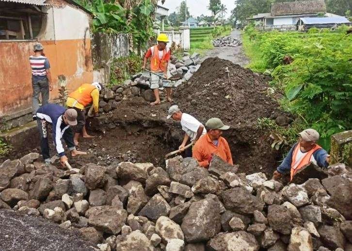 Perbaikan jalan ke hunian relokasi di Lumajang, Jawa Timur, menggunakan pola Padat Karya. (Foto: Kominfo Kabupaten Lumajang)