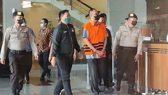 Rafael Alun Trisambodo mengenakan baju tahanan KPK usai jalani pemeriksaan di KPK sebagai tersangka. (Foto: Ant)