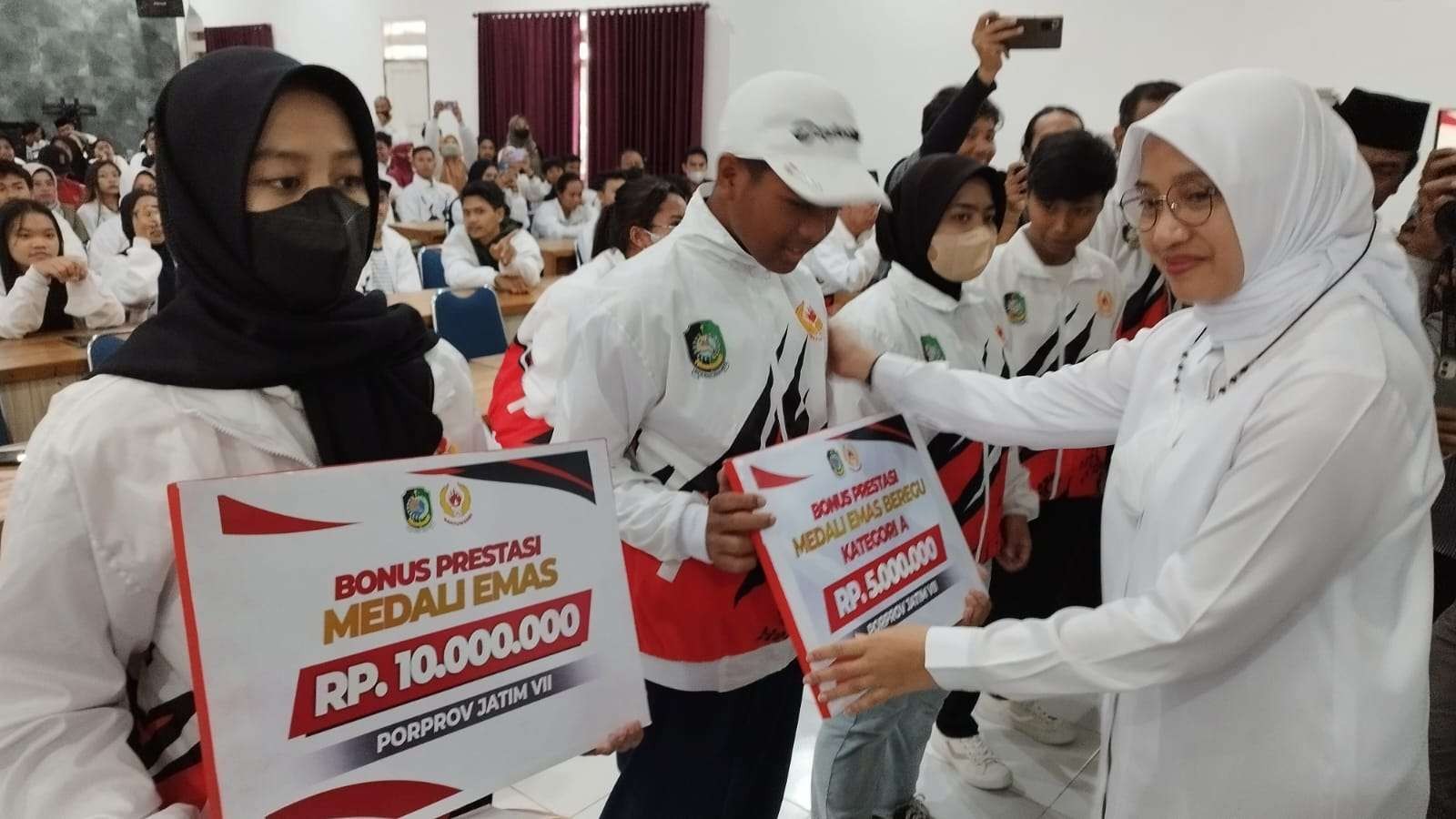 Bupati Banyuwangi Ipuk Fiestiandani menyerahkan reward kepada atlet Banyuwangi berprestasi di Porprov 2022. (Foto: Muh Hujaini/Ngopibareng.id)