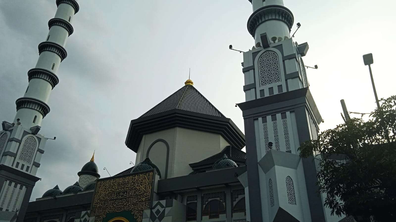 Masjid Agung Lamongan, sebagian besar bangunan masih asli sejak 1908. (Foto: Imron Rosidi/Ngopibareng.id)
