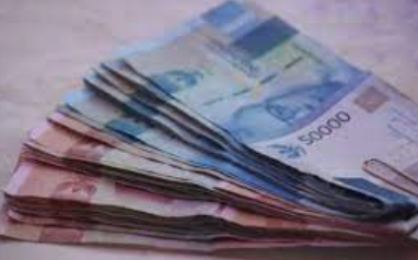 Fenomena jual uang baru, marak menjelang Lebaran. Majelis Ulama Indonesia melarang jual beli uang baru, dan mengimbau menukarkan di BI. (Foto: Katadata)