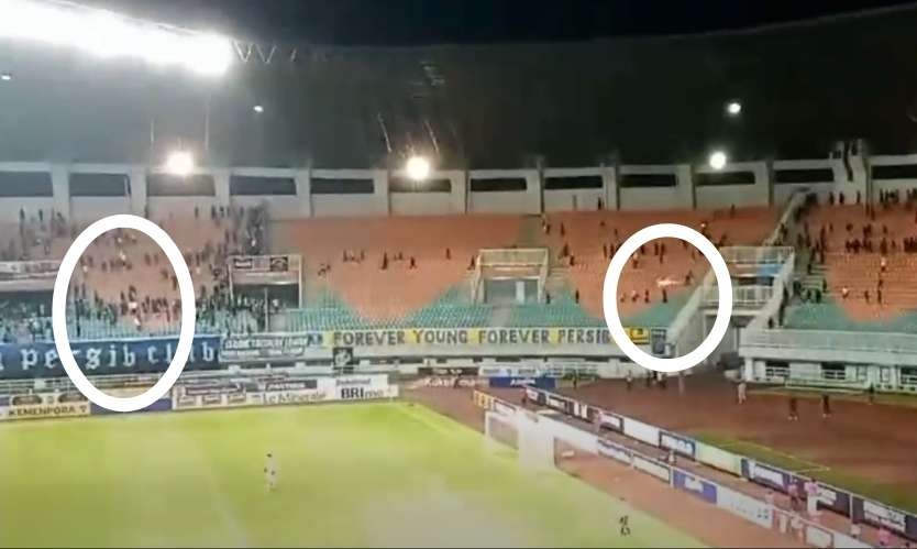 Aksi lempar petasan hingga kembang api terjadi antara suporter Persib Bandung vs Persis Solo, Selasa 4 April 2023. (Foto: Twitter)