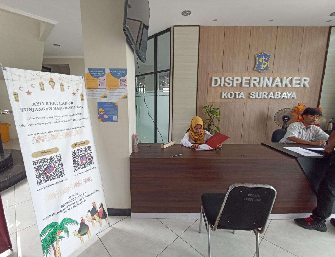 Posko pengaduan THR dibuka oleh Disperinaker Surabaya. (Foto: Pita Sari/Ngopibareng.id)