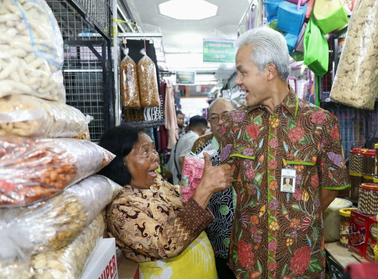 Gubernur Jawa Tengah Ganjar Pranowo saat berada di Pasar Johar, Kota Semarang, mengecek digelarnya operasi pasar pada Rabu 5 April 2023. (Foto: istimewa)