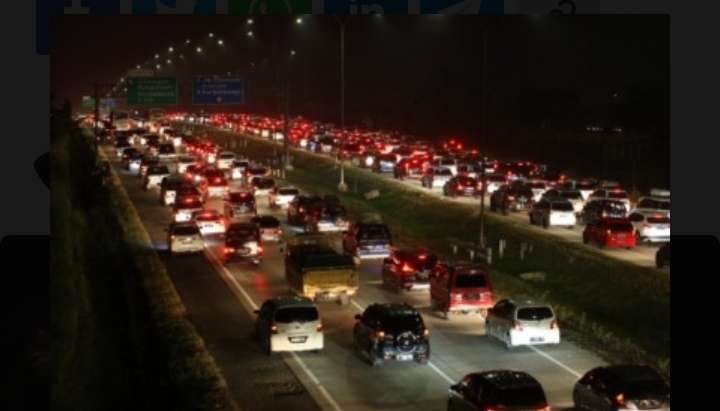 Jika jalan tol macet tidak mencapai SPM Penyelenggara jalan tol harus menurunkan tarif  gambar ini menggambarkan sebuah kemacetan di Cikampek ( foto: BI )