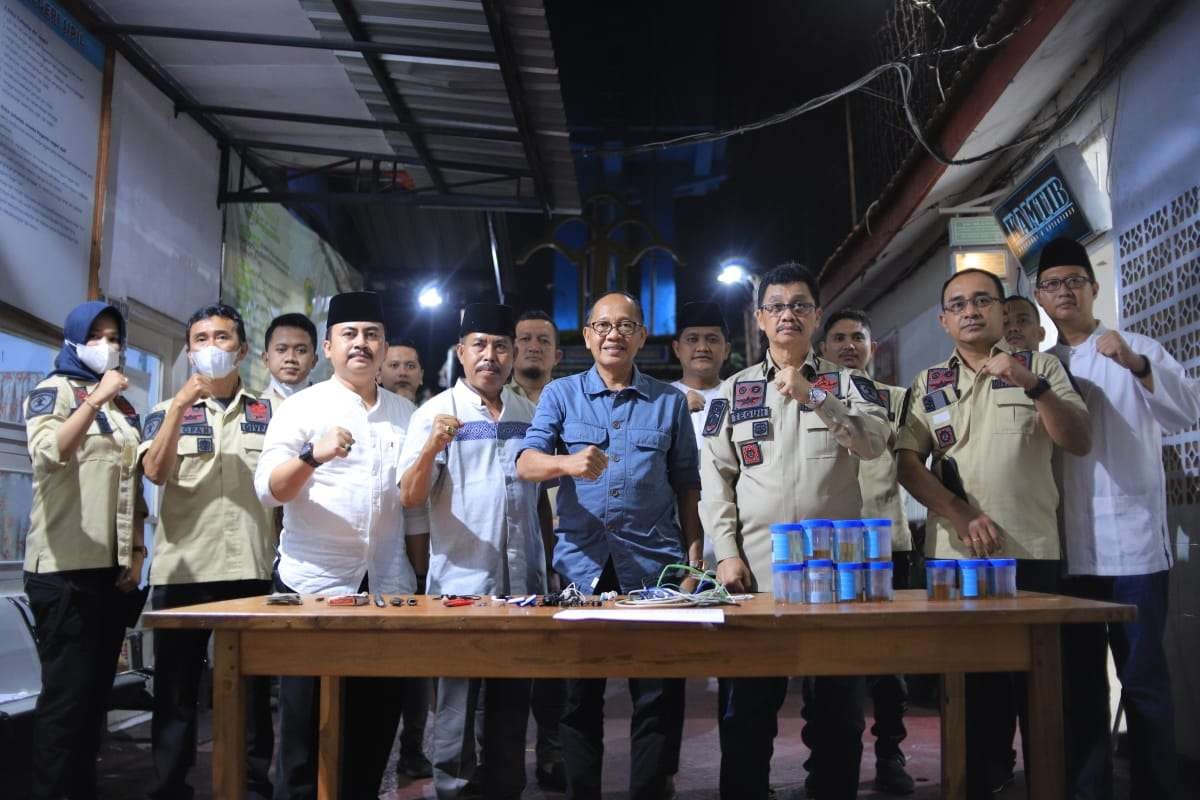 Kakanwil Kemenkumham Jatim Imam Jauhari (baju biru) didampingi Kadiv Pemasyarakatan Teguh Wibowo pimpin penggeledahan blok WBP Lapas Kediri, Jawa Timur.  (Foto: Humas Kemenkumham Jatim)