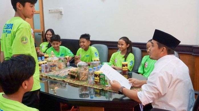 Sebelum berangkat, Wakil Walikota Pasuruan Mas Adi, memberikan wejangan kepada mereka di ruang kerja wakil wali kota, Rabu 15 Maret 2023. (Foto: Humas Pemkot Kota Pasuruan)