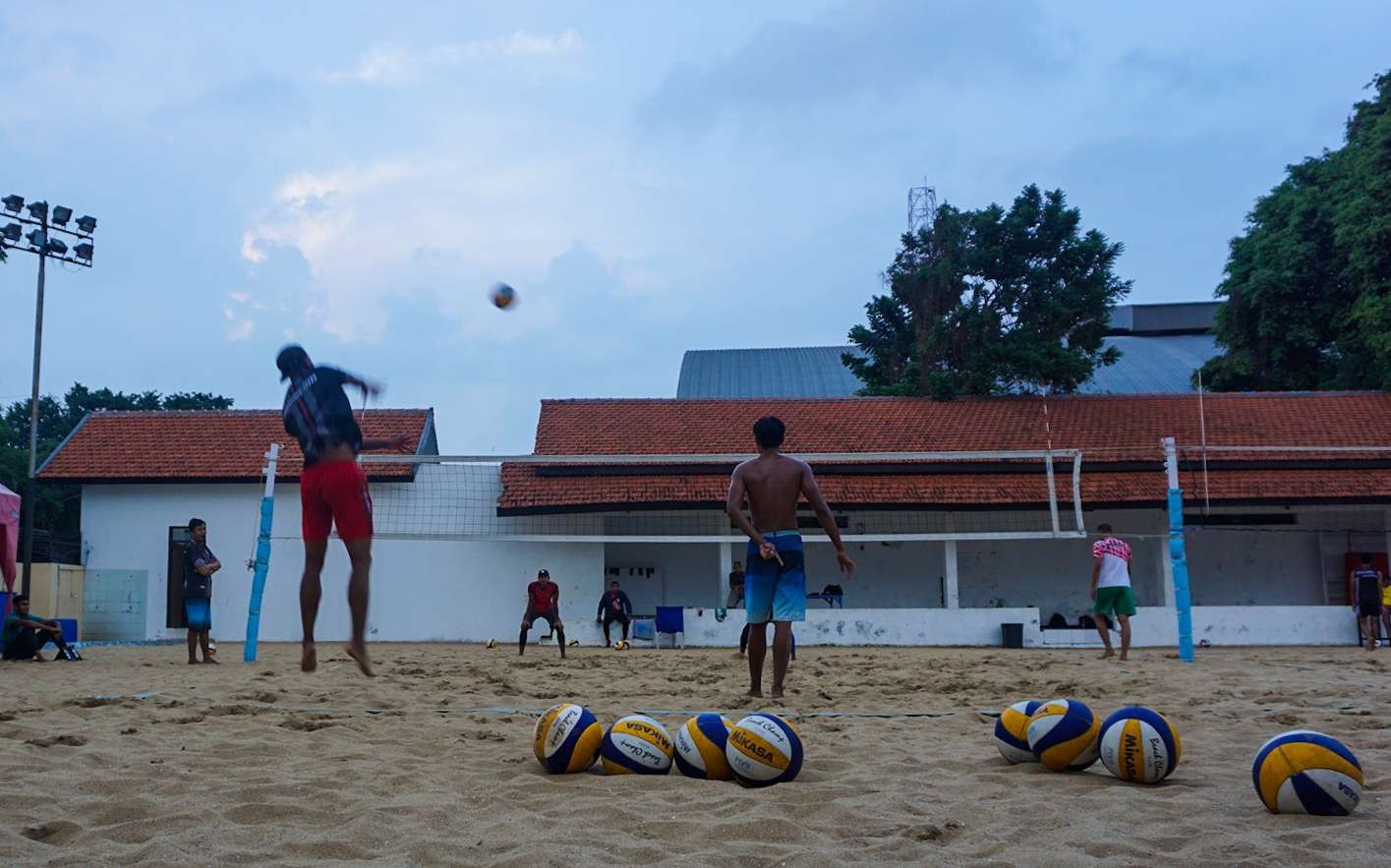 Latihan atlet voli pantai di sore hari saat Ramadan (foto : Aini/Ngopibareng.id)