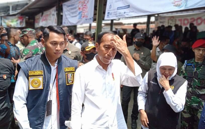 Presiden Joko Widodo di dampingi Gubernur Jawa Timur dan Bupati Tuban usai mengecek harga bahan pokok di pasar Desa Sambonggede, Kecamatan Merakurak (Khoirul Huda/Ngopibareng.id)