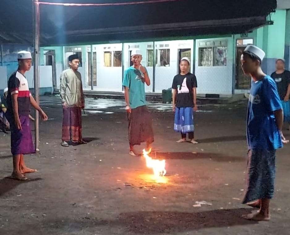 Para santri Pesantren Bani Rancang, Desa Lemahkembar, Kecamatan Sumberasih, Kabupaten Probolinggo bermain sepakbola api. (Foto: Ikhsan Mahmudi/Ngopibareng.id)
