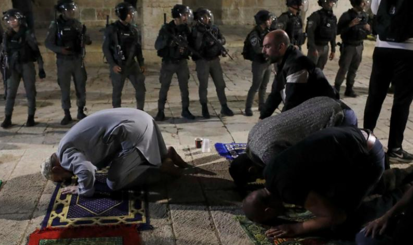 Razia dengan kekerasan yang dialami Muslim di Masjid Al Aqsa, dari Israel, selama dua hari terakhir, dibalas dengan tembakan roket dari Lebanon. (Foto: Middle east eye)
