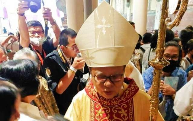 Uskup Agung Kakarta Kardinal Ignatius Suharyo menyalami umat usai pimpin misa (Foto:  Dokumentasi KAJ )
