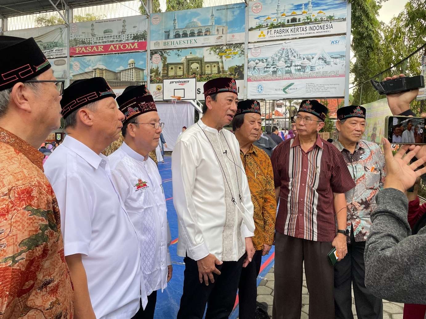 Ketua Bhakti Persatuan Hermawan Santoso bersama sejumlah pengusaha di Masjid Chengho, Kamis, 6 April 2023. (Foto Ngopibareng.id)