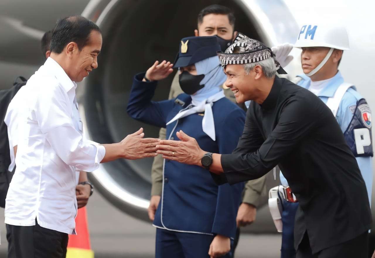 Presiden Joko Widodo dan Ibu Negara Iriana Joko Widodo disambut Gubernur Jawa Tengah Ganjar Pranowo saat mendarat di Bandara Adi Soemarmo Solo, Kamis 6 April 2023 sore. (Foto: istimewa)