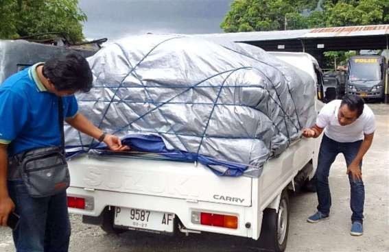 Sebanyak 2,5 ton pupuk urea bersubsidi diangkut mobil pick up dari Bondowoso hendak diselundupkan diamankan Polres Situbondo. (Ffoto: Humas Polres Situbondo)