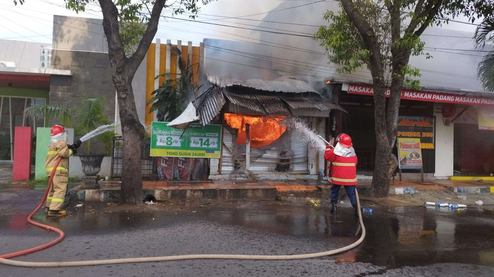Petugas Pemadam Kebakaran berupaya memadamkan api (foto: Muh Hujaini/Ngopibareng.id)