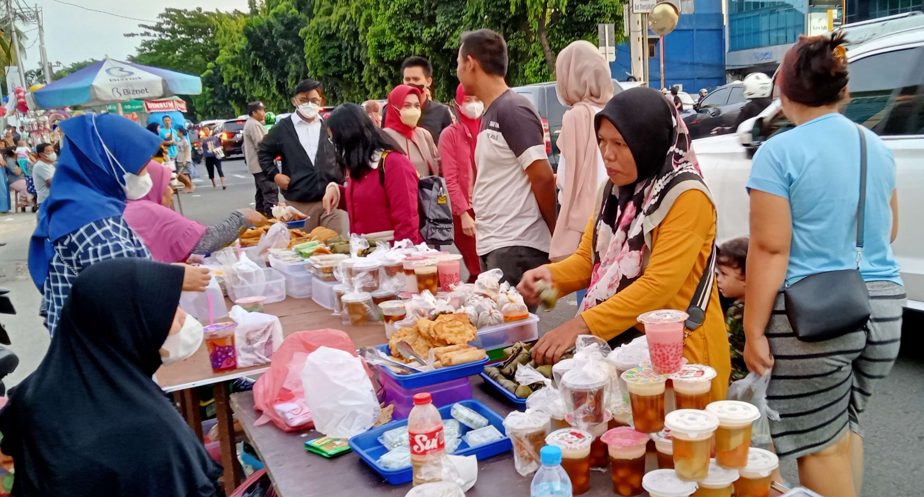 Berburu takjil  gorengan untuk buka puasa di Jalan Panjang Kebun Jeruk, Jakarta Barat. (Foto: Asmanu Sudarso/Ngopibareng.id)