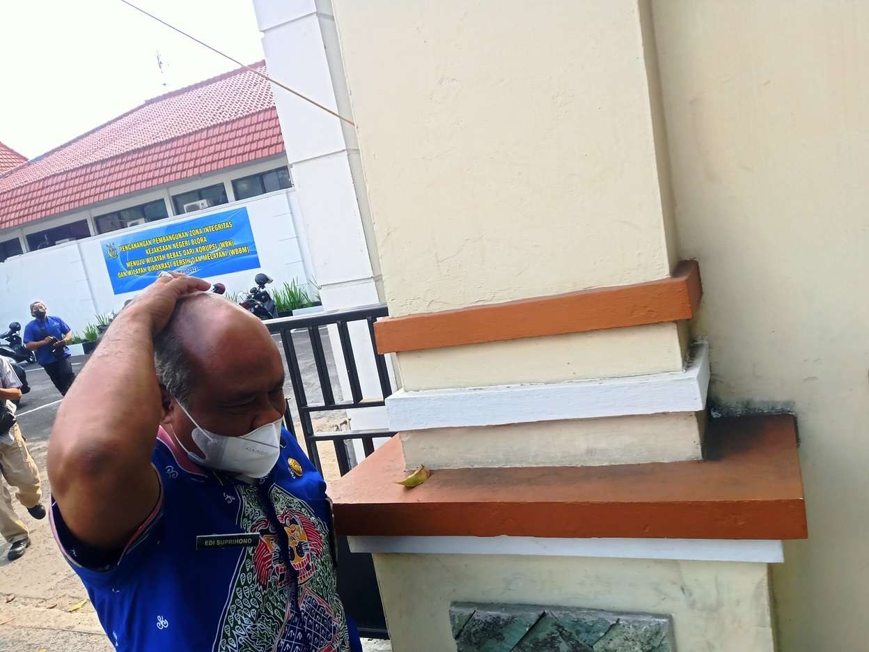 Salah satu pegawai Sekretariat DPRD Blora  yang diperiksa Kejaksaan Negeri (Foto: Ahmad Sampurno/ Ngopibareng.id)