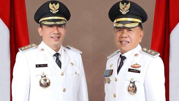 Bupati Meranti, Muhammad Adil (kiri) terjaring operasi KPK, Kamis 6 April 2023. (Foto: Pemkab Meranti)