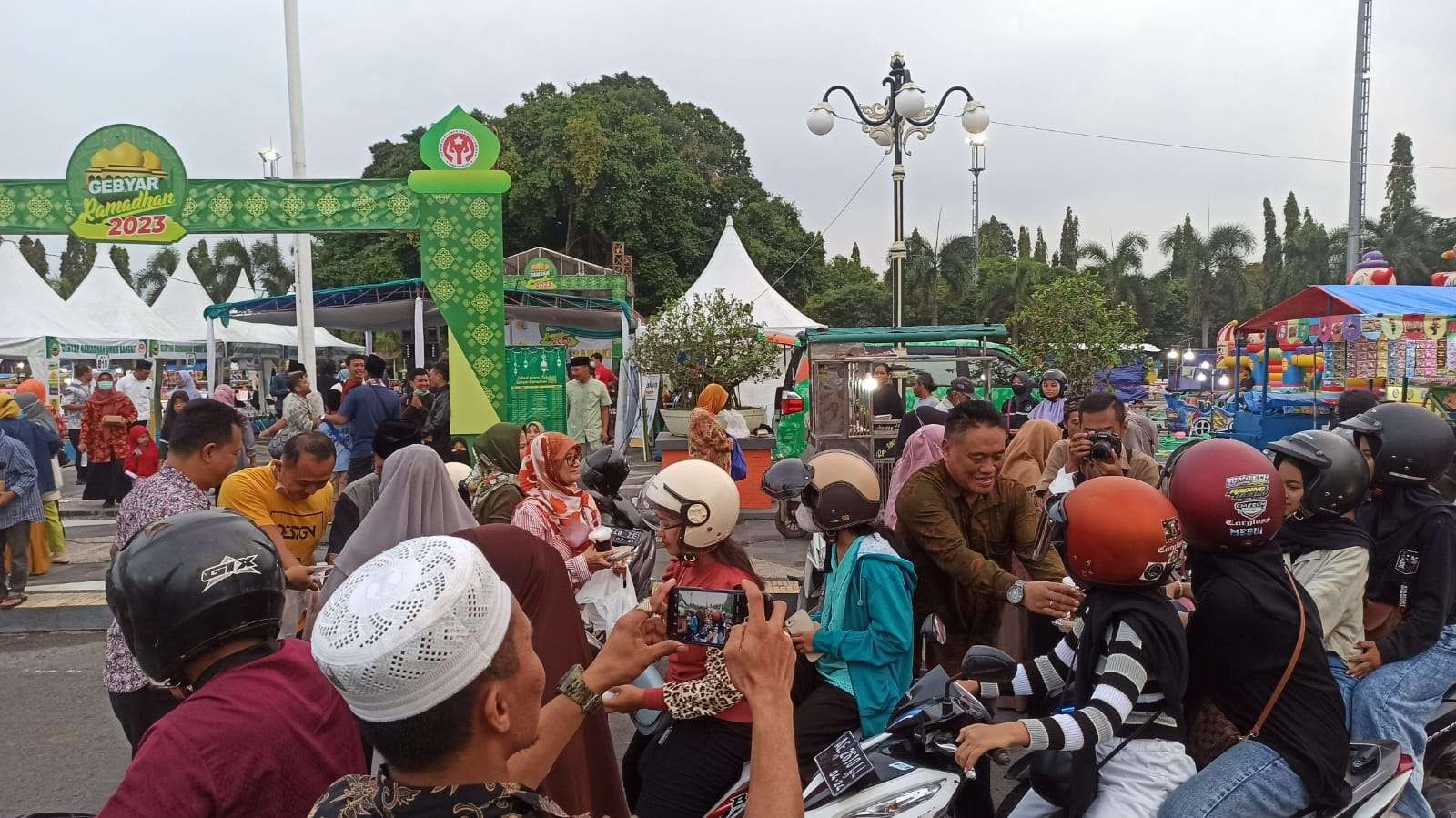 Ramainya warga Blora Ngabuburit di area Gebyar Ramadan (Ahmad Sampurno/Ngopibareng.id)