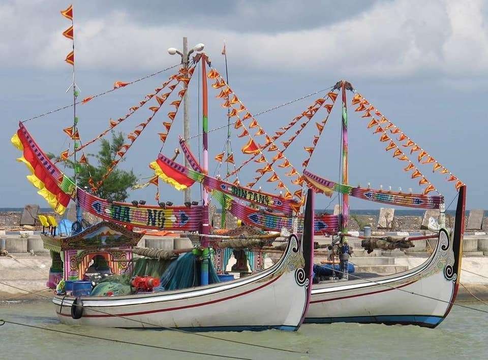 Perahu Madura dengan warna-warni hiasan yang khas. (Ilustrasi)