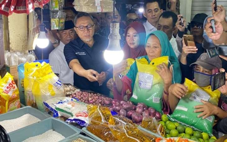 Menteri Perdangan (Mendag) Zukifli Hasan (Zulhas) sidak di Pasar Wonokromo, Surabaya, Jumat 7 April 2023. (Foto: Pita Sari/Ngopibareng.id)