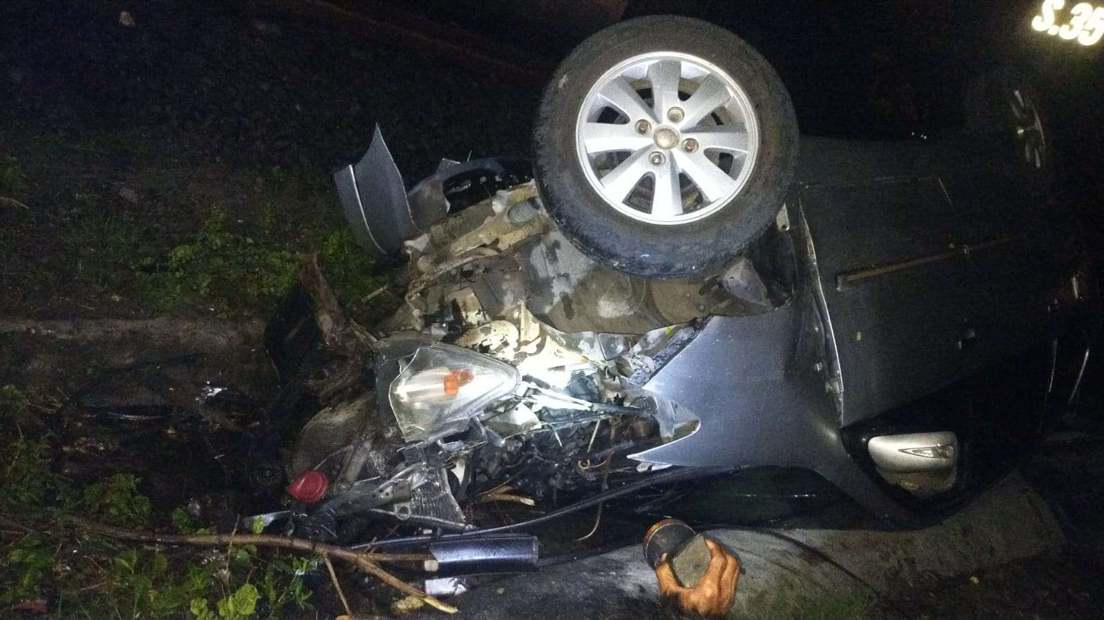 Kondisi mobil Avanza hancur dihantam kereta api KRD di Lamongan, Jawa Timur. (Foto: Istimewa)