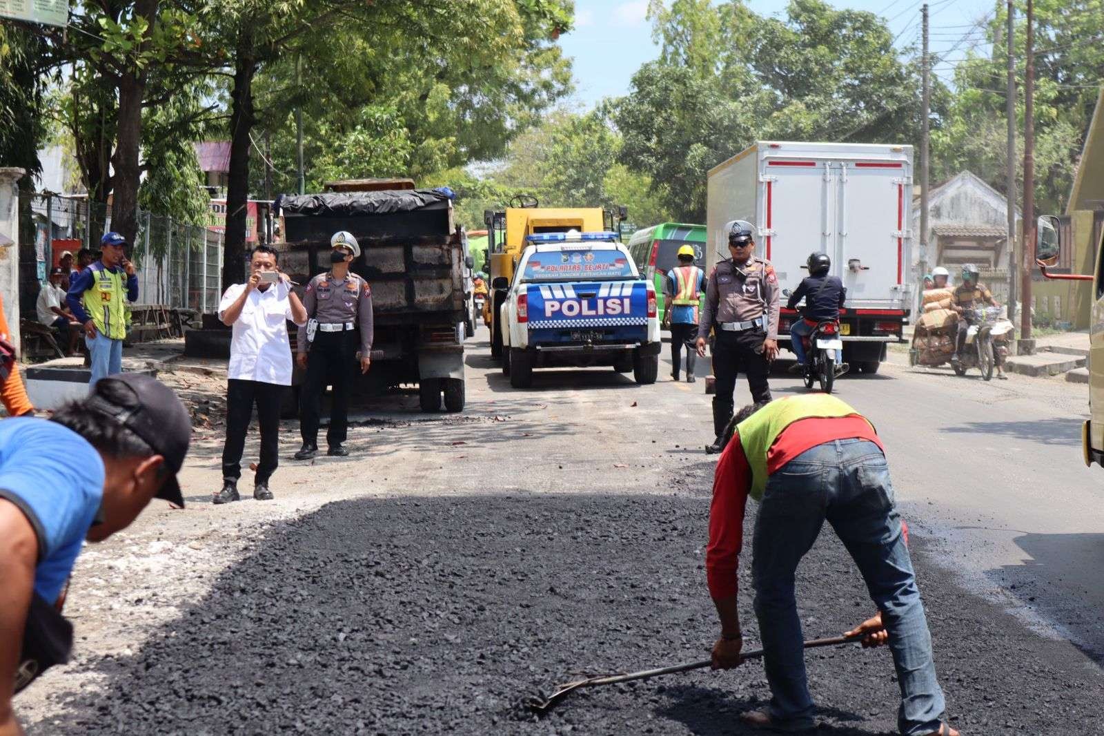 Pengerjaan jalan nasional di Bojonegoro yang menghubungkan Surabaya-Semarang dikebut dan ditarget selesai H-10 pada Sabtu 8 April 2023. (Foto: dok. Polres Bojonegoro)