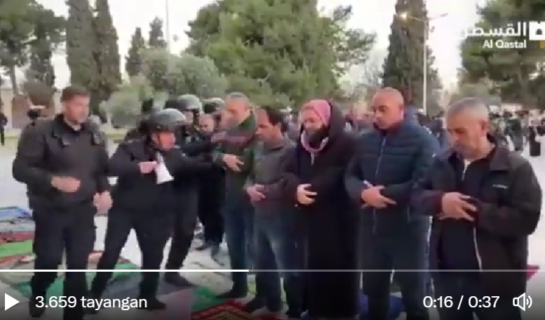 Pasukan Israel mengusir warga Muslim yang sedang salat Dhuha di depan Masjid Al Aqsa. (Foto: Twitter)