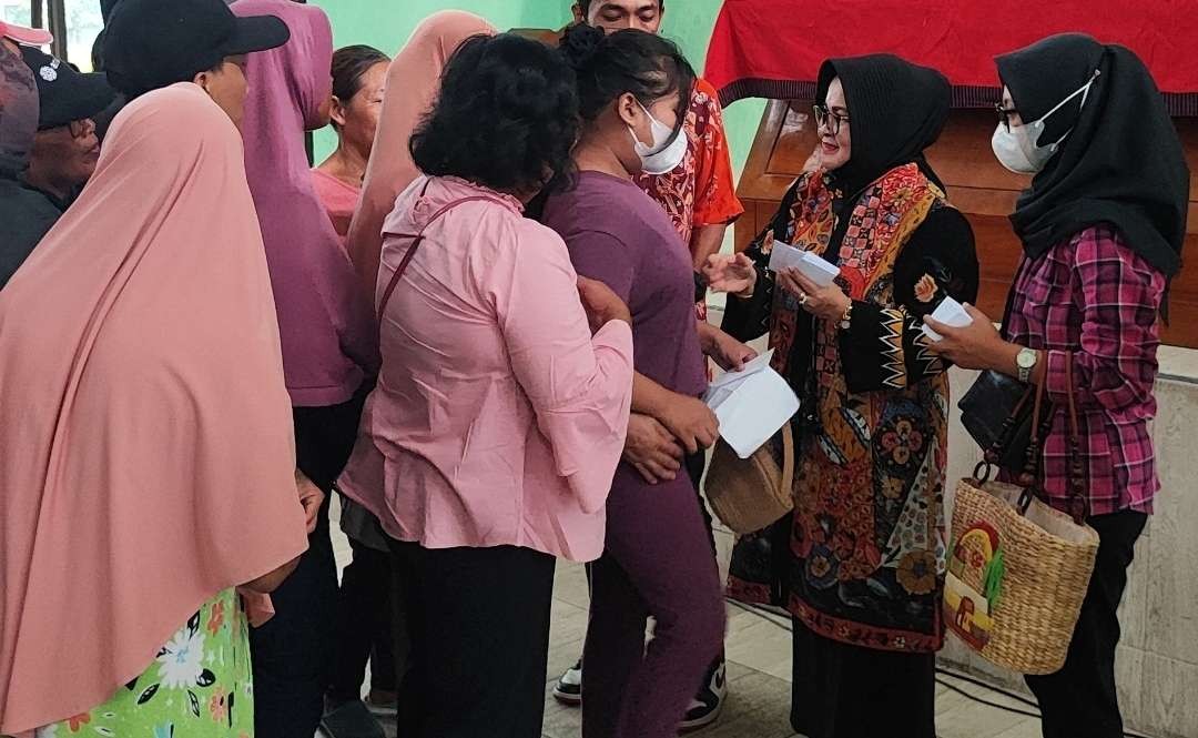 ketua Komisi C DPRD Kota Kediri Sunarsiwi Kurnia Ganik Pramana turun ke bawah menyapa masyarakat. (Foto: Fendi Lesmana/ngopibareng.id)